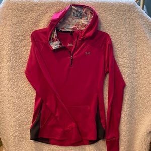Under armor all season gear. Women’s capital M. Hooded quarter zip, long sleeve.